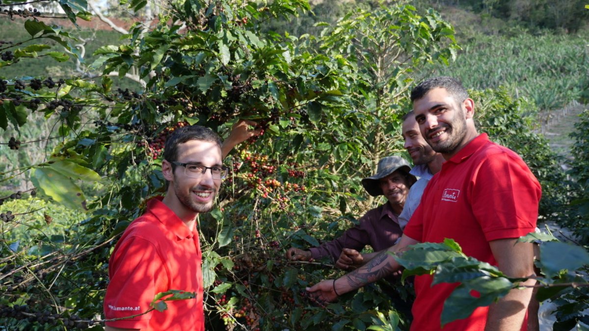 Das L'Amante Team bei den Farmerfamilien auf der Kaffeeplantage